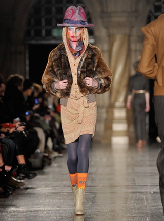Illustration for article titled Vivienne Westwood's Fall Collection Is For Awesome Bag Ladies